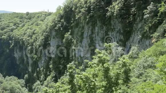 向深峡的岩石眺望格鲁吉亚库塔伊西附近的Okatse峡谷视频的预览图