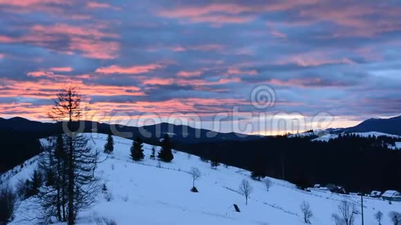 在一个覆盖着白雪的乌克兰村庄里早晨的景色令人惊叹视频的预览图