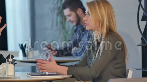 咖啡馆里的男人和女人有咖啡刹车会说话喝饮料视频的预览图