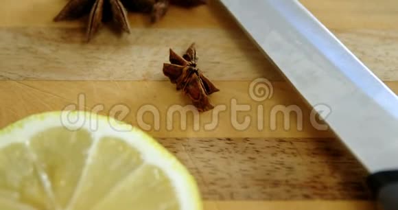 砧板上有柠檬片和刀的各种香料视频的预览图