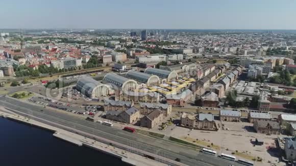里加市中央市场历史上的欧洲小镇住着房子用公路和汽车建造无人机飞行视频的预览图