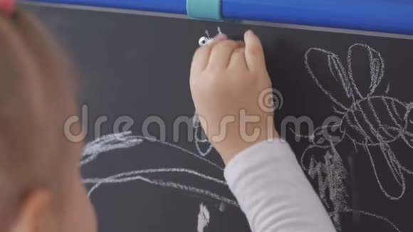 小女孩在画板上画白色粉笔视频的预览图