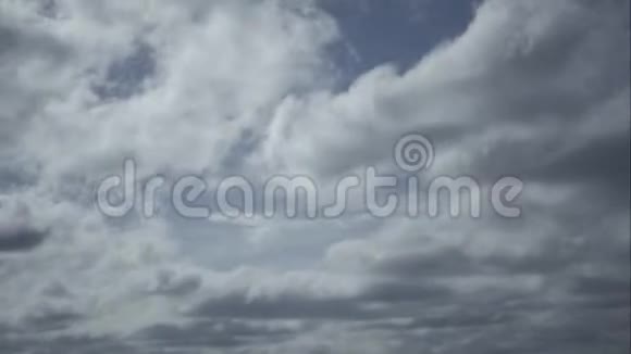 蓝色天空中云的时间推移运动视频的预览图
