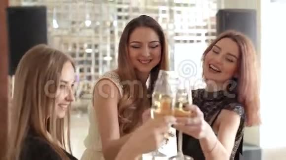 三个漂亮的女孩手里拿着一杯香槟跳舞视频的预览图