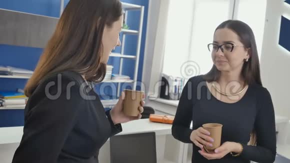 两个漂亮的女商人在办公室里谈话视频的预览图