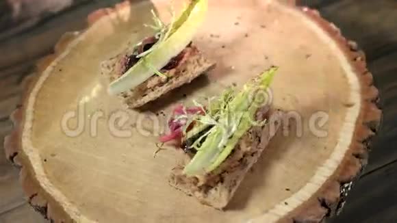 两个三明治的俯视图视频的预览图