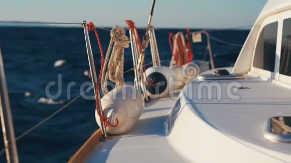豪华双体船在深蓝色爱琴海航行比赛视频的预览图