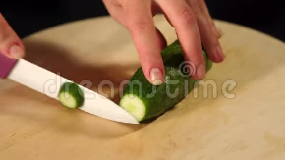 女人的手切新鲜黄瓜的特写视频的预览图