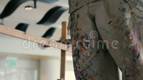 油漆脏裤有许多五颜六色的油漆痕迹视频的预览图
