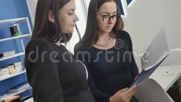 两个女商人在办公室看文件视频的预览图
