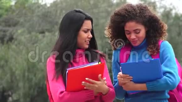 有笔记本的女青少年学生视频的预览图