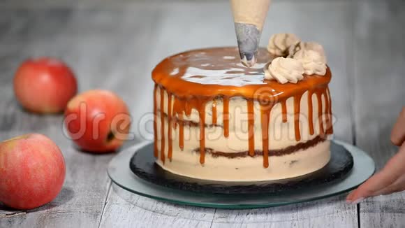 女人装饰蛋糕的特写做焦糖苹果蛋糕视频的预览图