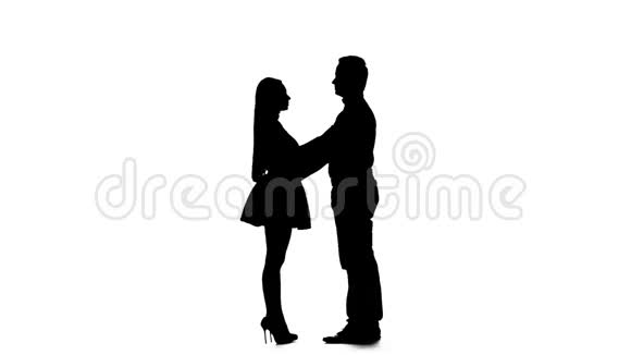男人把女孩抱在怀里亲吻剪影白色背景慢动作视频的预览图