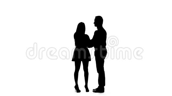 相爱的夫妇亲吻和跳舞在一起剪影白色背景慢动作视频的预览图
