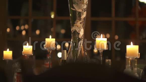 装饰的婚礼桌婚礼接待会场点燃蜡烛视频的预览图