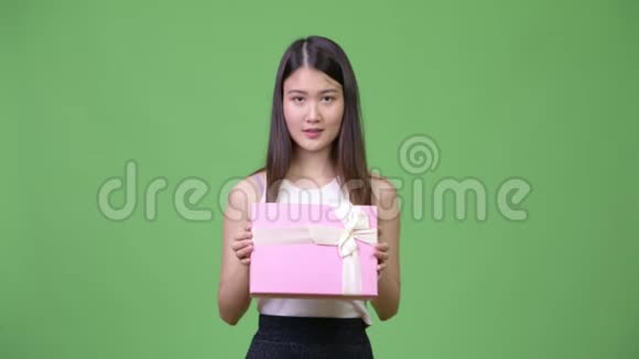 年轻美丽的亚洲女商人送礼物视频的预览图