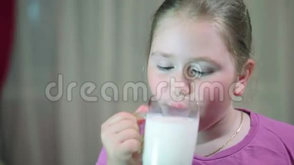 孩子喝玻璃牛奶金发美女一个8岁的孩子视频的预览图
