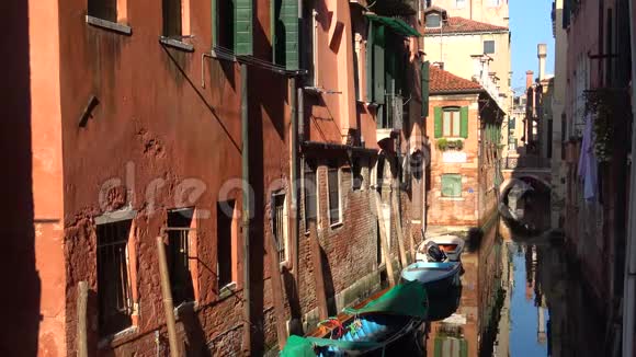 阳光明媚的一天在一条狭窄的威尼斯运河上意大利威尼斯视频的预览图