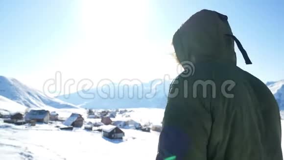 走在冬天的山上视频的预览图