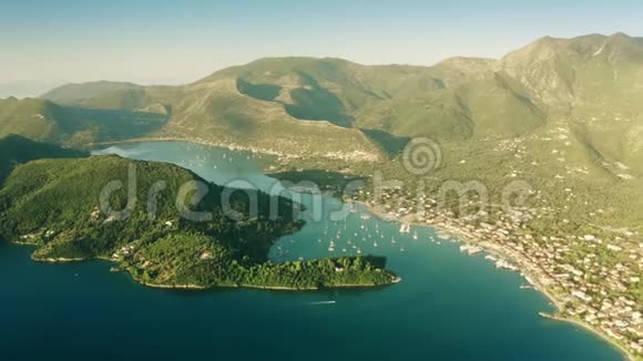 莱夫卡达一个位于爱奥尼亚海的希腊岛屿尼迪里镇的空中景色视频的预览图