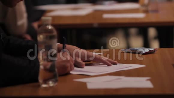 陪审团坐在桌边在选美比赛中做笔记视频的预览图
