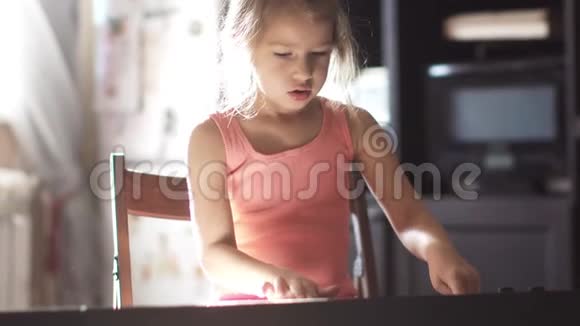 小女孩学弹钢琴6年了孩子排练一首音乐视频的预览图
