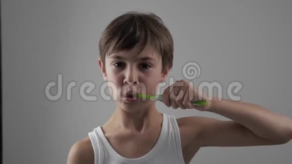 小男孩在浴室刷牙停止因为牙齿疼痛牙科问题视频的预览图