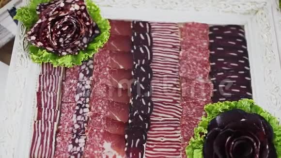 肉熟食用盘子装饰食物背景视频的预览图