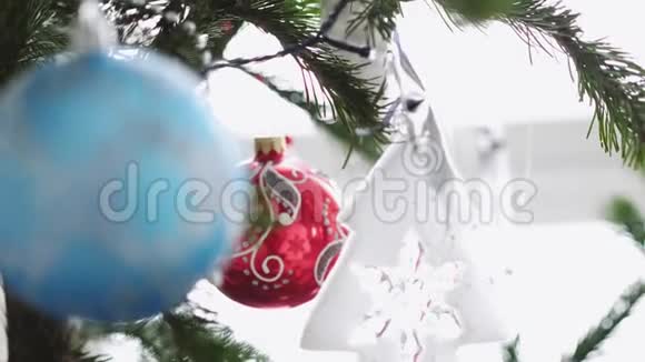 美丽的圣诞树上装饰着闪亮的玩具在窗边慢动作3840x2160视频的预览图