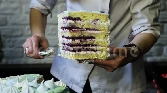 糖果手展示一大块生日蛋糕视频的预览图