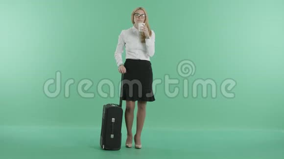 昏昏欲睡的女人端着行李喝着咖啡视频的预览图