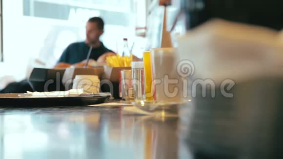 服务员在一家咖啡馆里从柜台上拿着带茶和果汁的玻璃杯视频的预览图