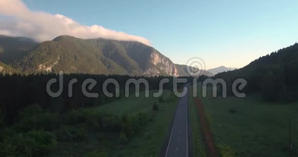 带山地景观的公路鸟瞰图晨雾笼罩着山谷中的山脉和河流4K视频的预览图