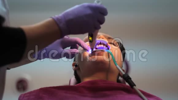 在一个年轻女性的牙齿上安装支架视频的预览图