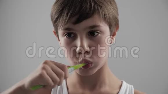 小男孩在浴室刷牙停止因为牙齿疼痛牙科问题视频的预览图