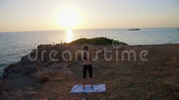 那个女孩在日落时在海边训练视频的预览图