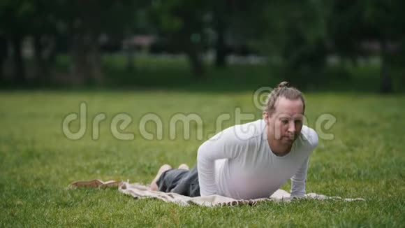 瑜伽教练在公园里展示锻炼的灵活性视频的预览图