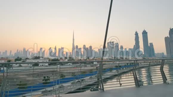 日出时迪拜摩天大楼的全景迪拜希腊区用电子方式进行射击视频的预览图