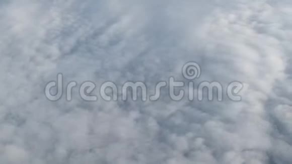 乘飞机旅行鸟透过飞机窗的视野美丽的云视频的预览图