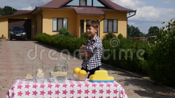 小男孩想卖柠檬水视频的预览图