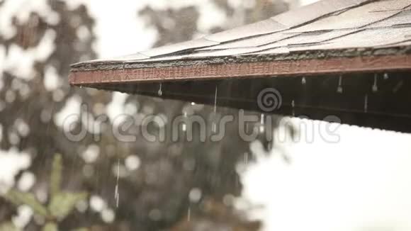 雨滴落在公园亭子的屋顶上雨滴流下来特写视频的预览图