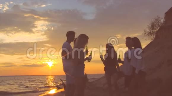 海滩派对粘着眼镜的啤酒瓶视频的预览图