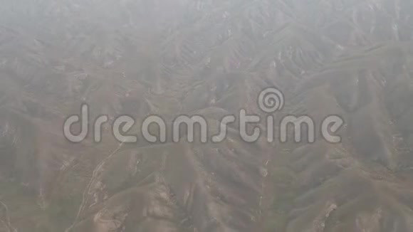 乘飞机旅行鸟透过飞机窗的视野在山上降落视频的预览图