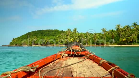 小渔船漂到热带小岛白沙的美丽绿岛蓝色的水围绕着视频的预览图
