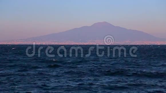 大海和维苏威火山的景色视频的预览图