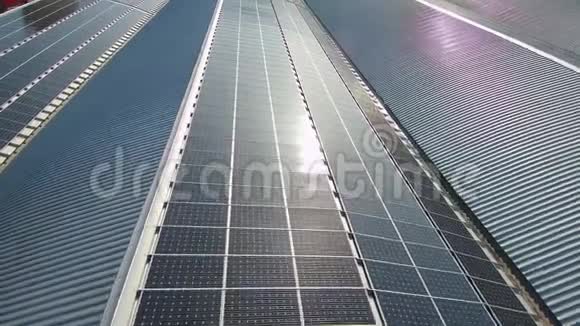 太阳能发电厂面板在工业屋顶上的空中镜头视频的预览图