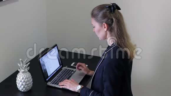 阿拉伯联合酋长国EMIRATES迪拜2017年6月15日漂亮的女人在办公桌上用她的笔记本电脑视频的预览图