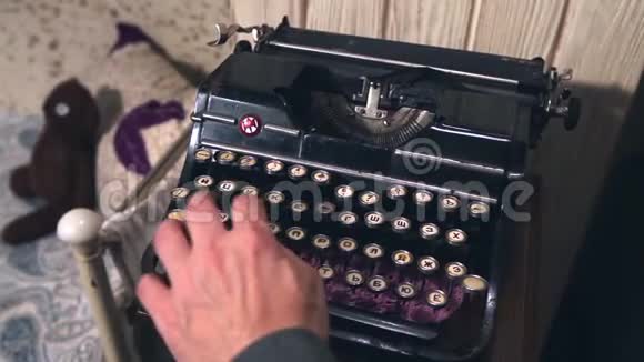 一个男人用的老式打字机视频的预览图