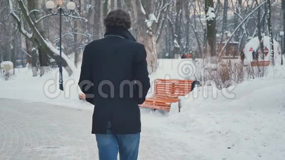 帅哥在冬季公园散步视频的预览图