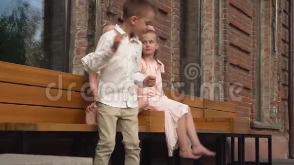 穿着复古服装的小男孩在小女孩面前跳舞视频的预览图